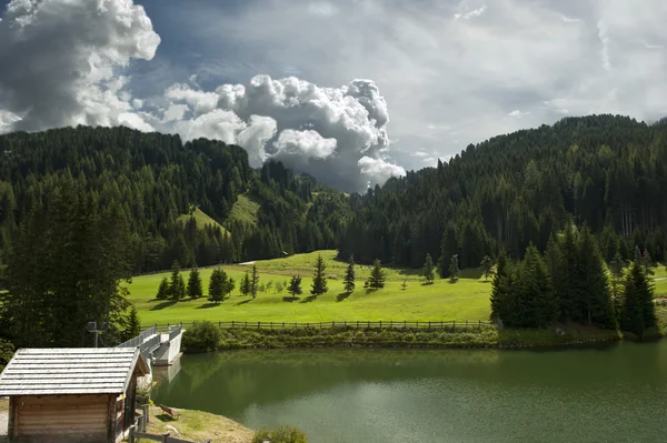 Маленьке альпійське озеро — стокове фото