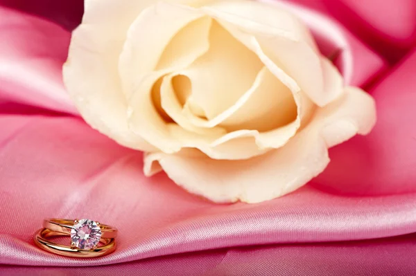 Anéis de casamento em tecido colorido Imagem De Stock