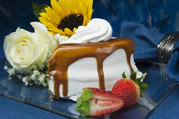 Pastel de cumpleaños con crema — Foto de Stock