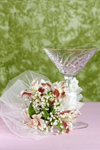 Arrangement avec des fleurs et des boîtes de bonbons — Photo