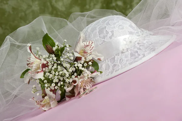 Arranjo com flores e caixas de doces — Fotografia de Stock