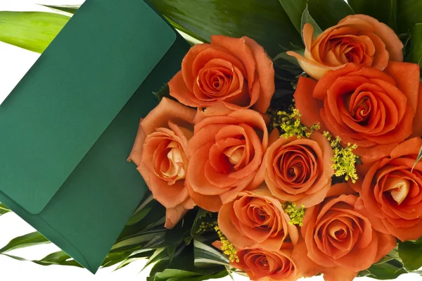 Strauß orangefarbener Rosen und Ticket — Stockfoto