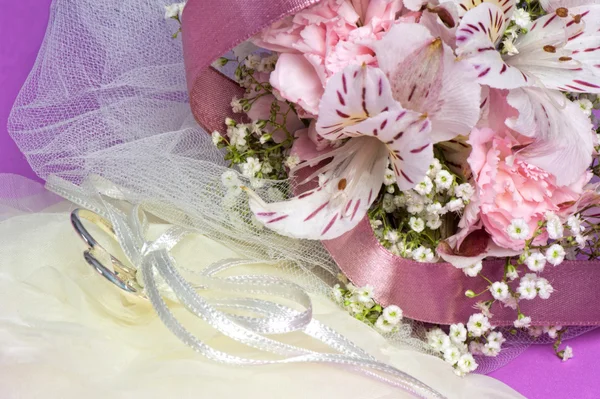 Flores y anillos de boda — Foto de Stock