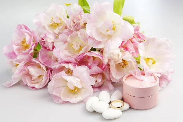 Roze tulpen en trouwringen Rechtenvrije Stockfoto's