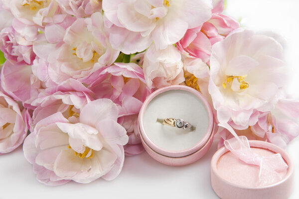 тюльпан и обручальные кольца
