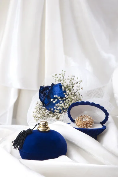 Trandafiri albaștri și inele de nuntă — Fotografie, imagine de stoc