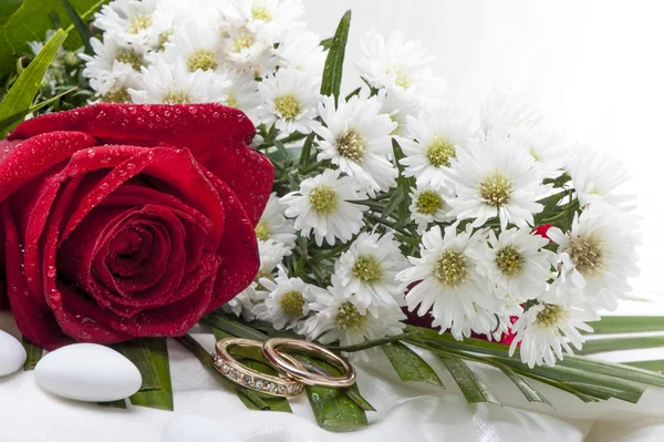 Rosas y anillos de boda — Foto de Stock