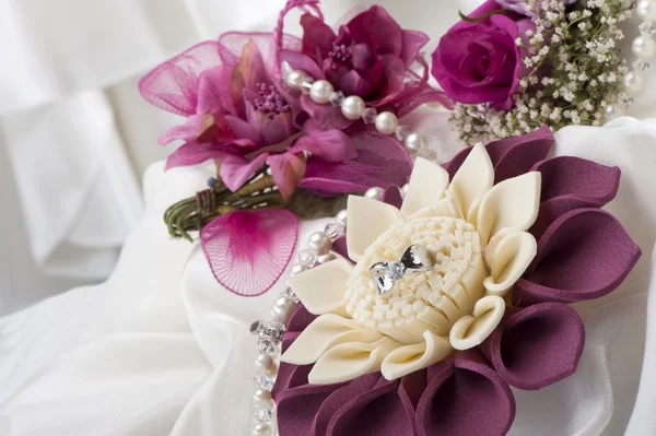 Flower and wedding rings — Stock Photo, Image