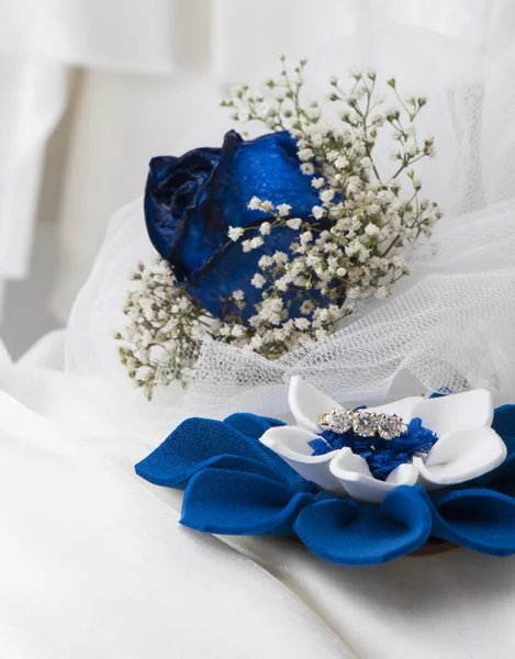 Rosas azules y anillos de boda — Foto de Stock