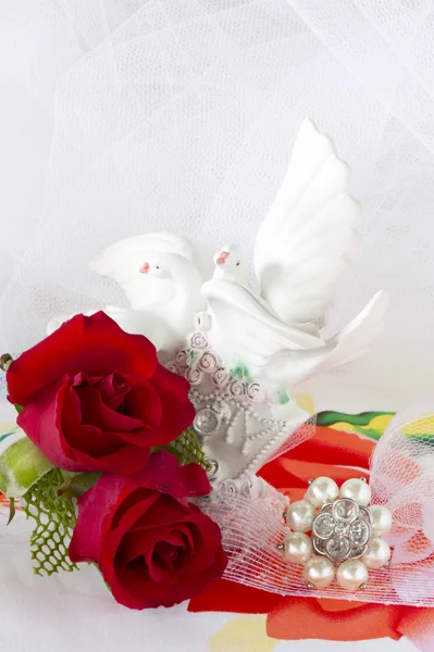 Red roses and wedding rings — Stock Photo, Image