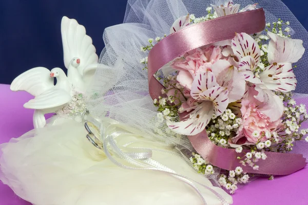 Bloemen en trouwringen — Stockfoto