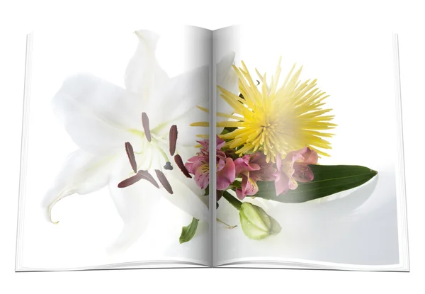 Книга с букетом цветов — стоковое фото