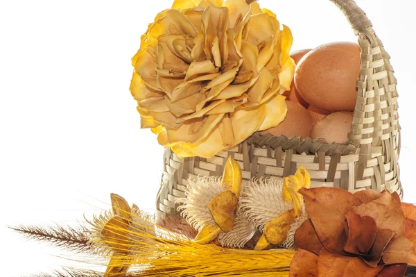 Naturkorb mit Eiern und Blumen — Stockfoto