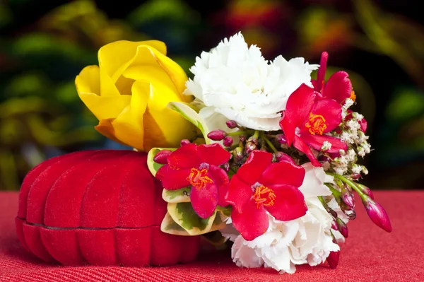 Hochzeitsgeschenke und Blumen — Stockfoto