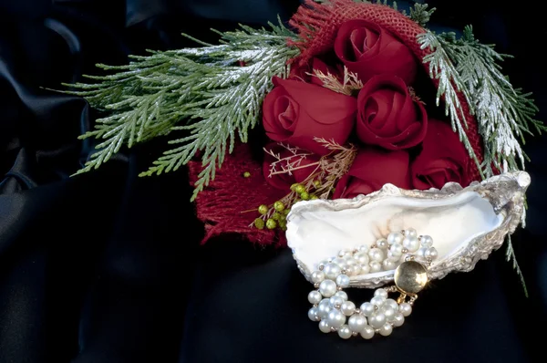 Bracelet of pearls and red roses — Stock Photo, Image