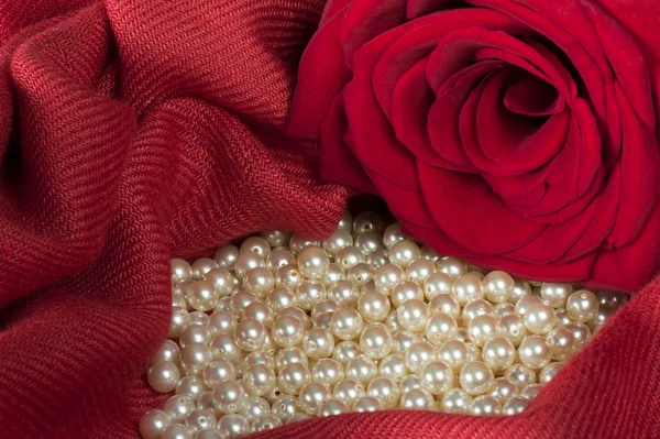Perlen auf farbigem Hintergrundstoff — Stockfoto