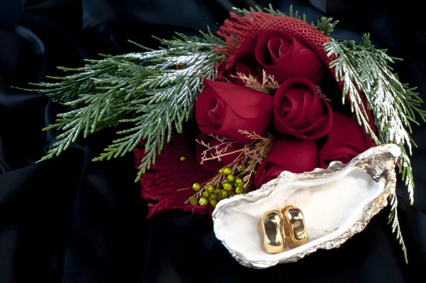 Gold earrings and red roses — Stock Photo, Image