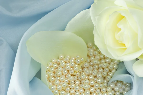 Perlas sobre una tela de fondo de color —  Fotos de Stock