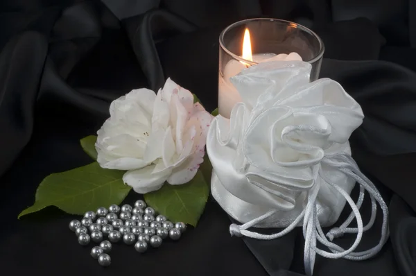 Pearl gri, trandafir blanc și lumânare — Fotografie, imagine de stoc