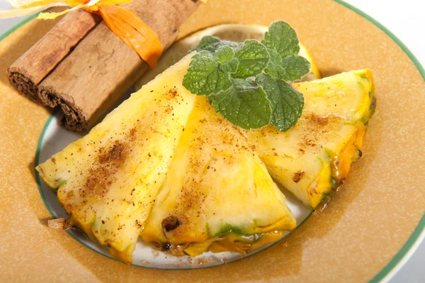Kahverengi şeker ve tarçın ile ananas — Stok fotoğraf