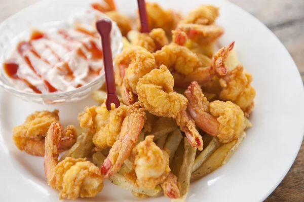 Assiette de crevettes frites — Photo