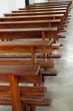 bir kilise bankları