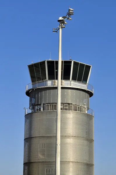 Ein Kontrollturm auf einem Flughafen — Stockfoto