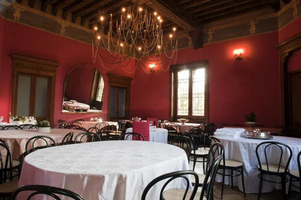 Sala de jantar em um castelo antigo — Fotografia de Stock