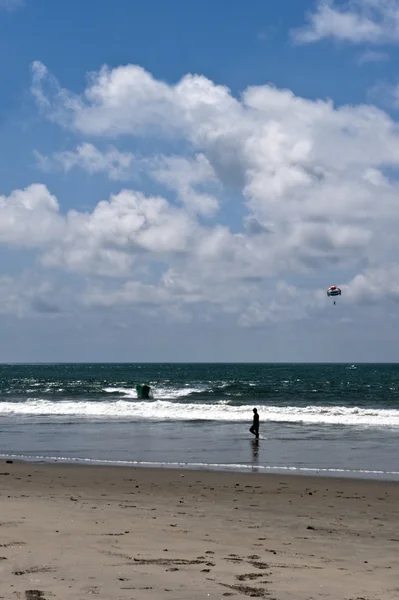 Motorlu bir tekne ile çekti yamaç paraşütü — Stok fotoğraf