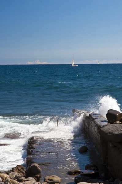 Deniz ve yelkenli — Stok fotoğraf
