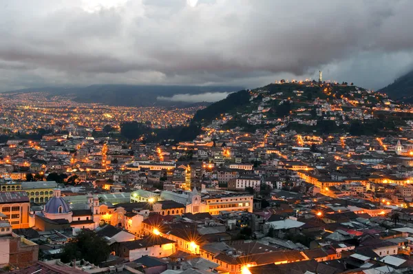 Puesta de sol sobre la ciudad de Quito Fotos de stock