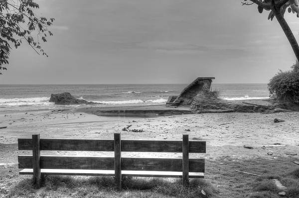 Dřevěná lavička na pláži — Stock fotografie