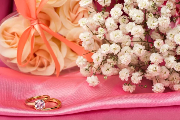 Anéis de casamento em tecido colorido — Fotografia de Stock