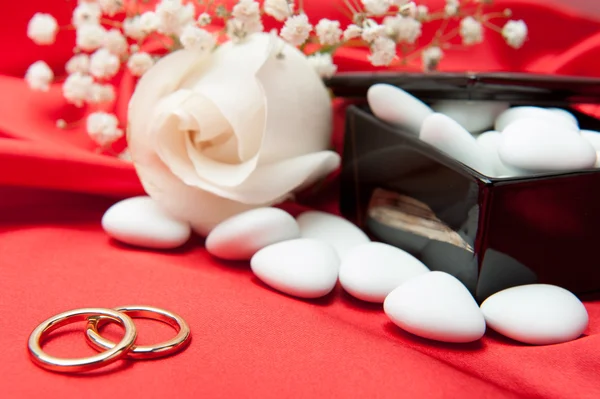 Anillos de boda y favores en tela elegante — Foto de Stock