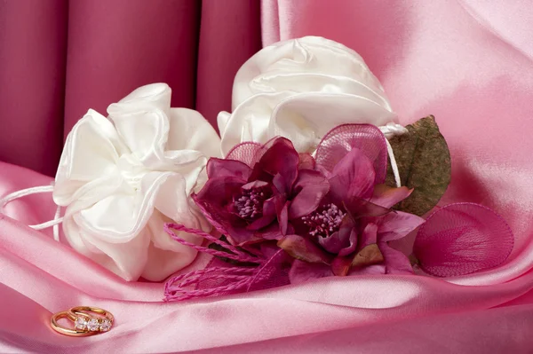 Wedding rings on colorful fabric — Stock Photo, Image
