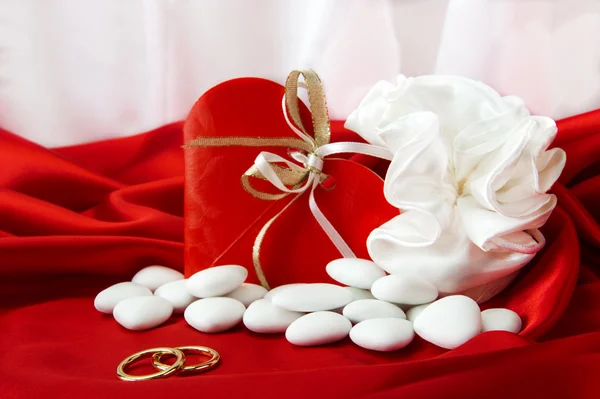 结婚戒指和优雅的织物上的人情 — 图库照片