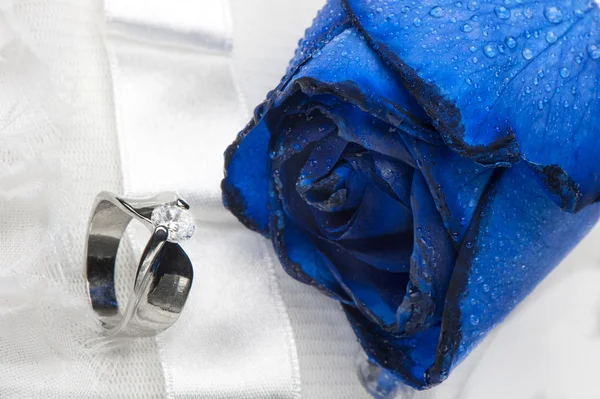 Rosas y anillos de boda — Foto de Stock