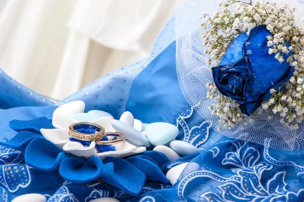 Rosas azules y anillos de boda Imagen de archivo