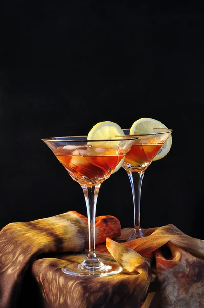 Två glas med cocktail glas på svart bakgrund — Stockfoto