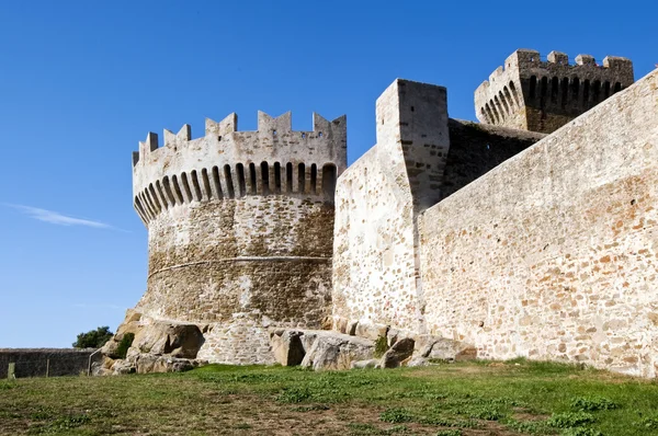 Starobylé vesnice populonia a záliv baratti — Stock fotografie