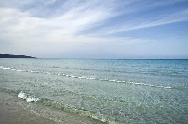 Roztáhnout modré moře pobřeží Rei v Sardinii — Stock fotografie