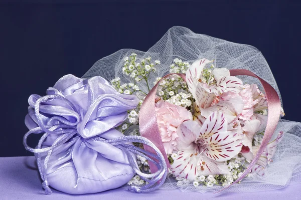 Arreglo con flores y cajas de dulces — Foto de Stock