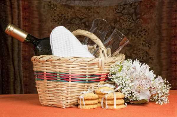 Basket with bottles and glasses — Stock Photo, Image