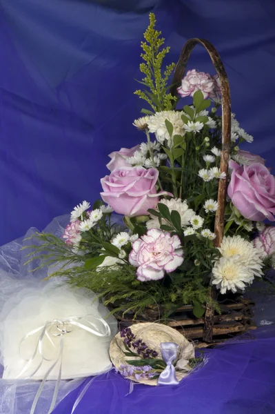Anéis de casamento e flores — Fotografia de Stock