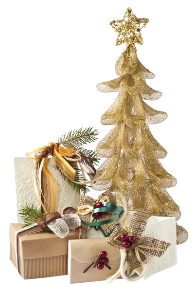 Goldener Weihnachtsbaum und Geschenke — Stockfoto