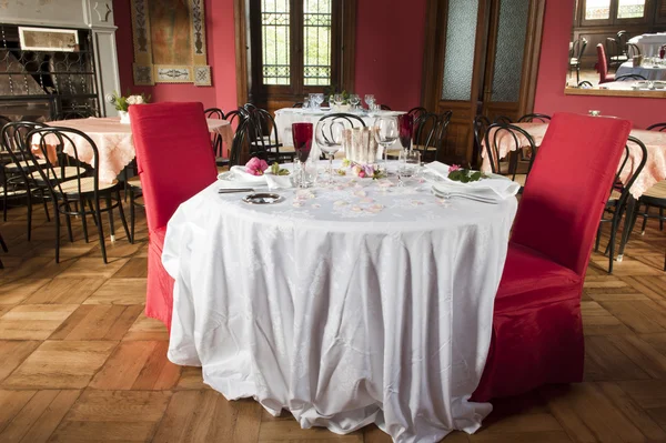 Table set for two spouses — Stock Photo, Image