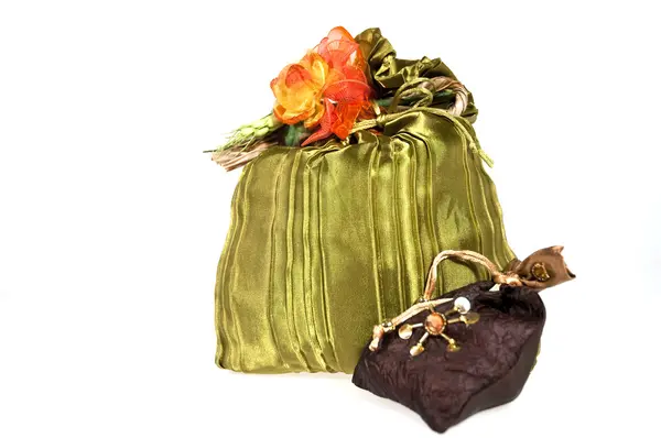 Paquete de regalo en paño verde con flor naranja — Foto de Stock