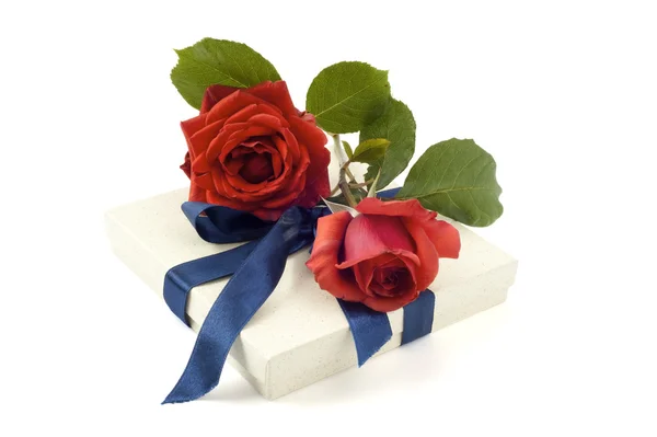 Róże i pudełko — Zdjęcie stockowe