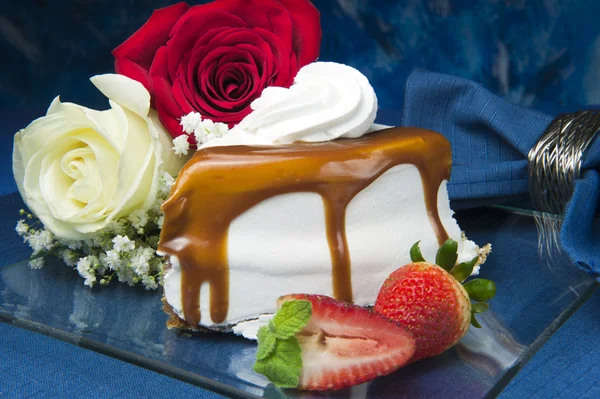 Gâteau d'anniversaire avec crème — Photo