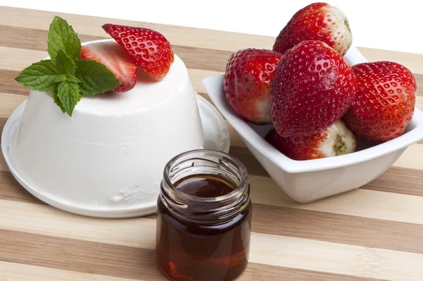 Requesón, fresas y miel —  Fotos de Stock